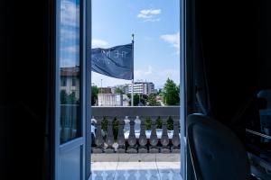 una bandiera blu che batte da un balcone con bandiera di The Moon Boutique Hotel & Spa a Firenze