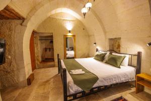 Postel nebo postele na pokoji v ubytování Canyon Cave Hotel