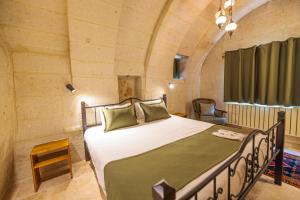 Postel nebo postele na pokoji v ubytování Canyon Cave Hotel