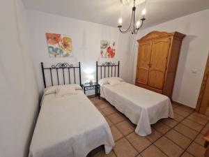 En eller flere senge i et værelse på Apartamento SAN ANTON Cazorla + 1 billede