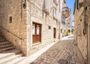 eine Gasse in einer Altstadt mit Steingebäuden in der Unterkunft Harbor Central Place in Hvar