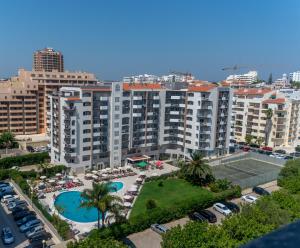 een luchtzicht op een groot appartementencomplex met een parkeerplaats bij Flor Da Rocha in Portimão