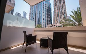 een balkon met stoelen en uitzicht op de stad bij Studio with Boulevard View in Dubai