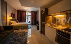 een keuken en een woonkamer met een bed bij Studio with Boulevard View in Dubai