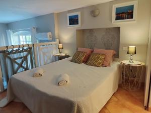 a bedroom with a bed with two towels on it at Entre vignes et dentelles in Courthézon