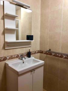 La salle de bains est pourvue d'un lavabo et d'un miroir. dans l'établissement Apartamento muy cerca de la playa, à Villanueva de Arosa