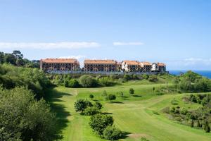 Una vista del complejo desde el campo de golf. en Abba Comillas Hotel, en Comillas