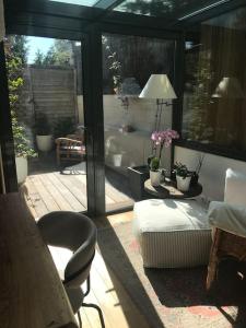 a room with a sliding glass door with a patio at Calme & jolie maison près de Paris in Nanterre