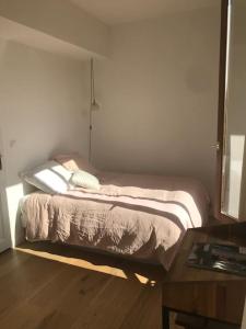 a small bedroom with a bed in a room at Calme & jolie maison près de Paris in Nanterre