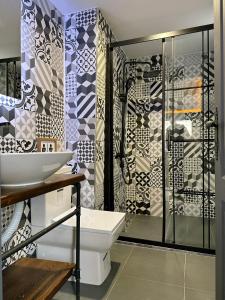 La salle de bains est pourvue de toilettes, d'un lavabo et d'une douche. dans l'établissement Karaköy in Karaköy, à Istanbul