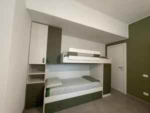 Camera piccola con letto e mensola di Casa Vacanze da Mary a Lignano Sabbiadoro