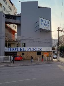 ポウゾ・アレグレにあるHotel Perezのホテルペレスを読む看板のある建物