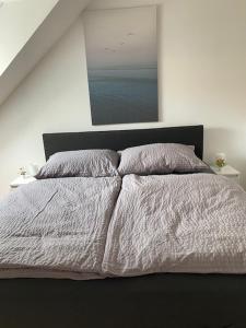 1 dormitorio con 1 cama con una foto en la pared en Paky Appartements 00316, en Bruck an der Leitha