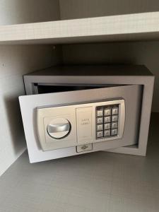 un horno microondas en la parte superior de un estante en Paky Appartements 00316, en Bruck an der Leitha