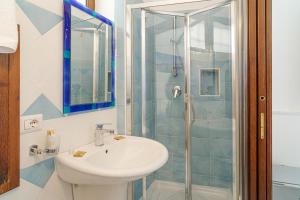een badkamer met een wastafel en een douche bij Hotel La Marina in Santa Maria di Castellabate