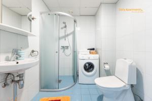 y baño con lavamanos y lavadora. en Daily Apartments - Viru Keskus, en Tallin