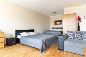 1 dormitorio con 1 cama y 1 silla en Daily Apartments - Viru Keskus, en Tallin