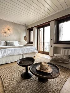 sypialnia z łóżkiem i stołem z kapeluszem w obiekcie Agapitos Villas & Guesthouses w mieście Agios Ioannis Pelio