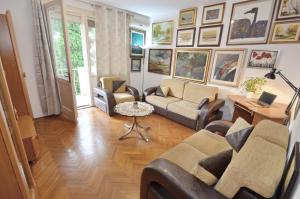 Una sala de estar con sofás y una mesa. en Central Art Oasis Kotor, en Kotor
