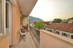 einen Balkon mit einem Tisch und einem Stuhl darauf in der Unterkunft Central Art Oasis Kotor in Kotor