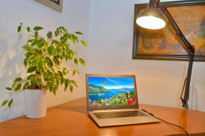 een laptop met een lamp op een bureau bij Central Art Oasis Kotor in Kotor