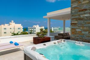 una vasca idromassaggio su un balcone con vista di Fig Tree Bay Residences 7 a Protaras