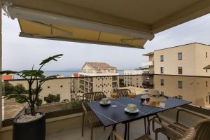 a table and chairs on a balcony with a view at Apartment Lea - Makarska Exklusiv in Tučepi