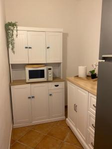 A kitchen or kitchenette at Sunshine House