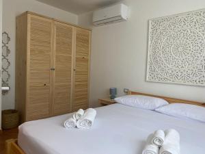 A bed or beds in a room at Sunshine House