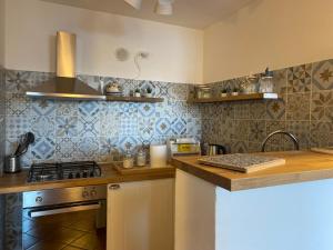 A kitchen or kitchenette at Sunshine House Még 27 kép