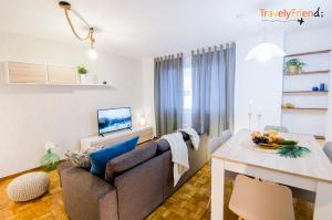 Spacious & Central Apartament في سانتياغو دي كومبوستيلا: غرفة معيشة مع أريكة وطاولة