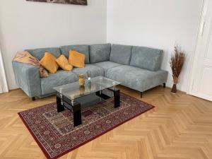 un soggiorno con divano e tavolino da caffè di Apartments Opera a Vienna