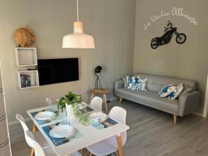 een woonkamer met een bank en een tafel bij Maremma Holidays : La Vecchia Officina in Follonica
