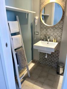 een badkamer met een wastafel en een spiegel bij Maremma Holidays : La Vecchia Officina in Follonica +11 foto's