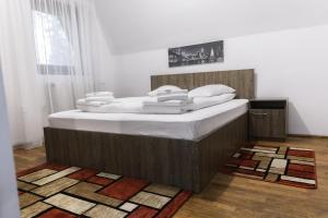 Ένα ή περισσότερα κρεβάτια σε δωμάτιο στο Vilele Voineasa