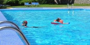 zwei Mädchen spielen im Schwimmbad in der Unterkunft Sun Beach in Ajaccio