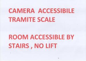 un cartello che dice che la camera è accessibile dalle stelle e non dispone di ascensore di Albergo al lago ad Anfo