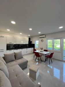 sala de estar con sofá y mesa en Apartments Luce - Dome, en Split