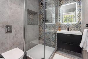 a bathroom with a shower and a toilet and a sink at Flatzy - 16 Guests 4 En-suite Central Apartment B in Liverpool