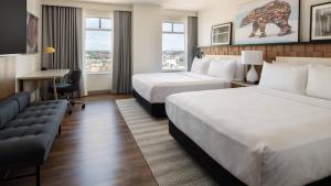 une chambre d'hôtel avec deux lits et un canapé dans l'établissement The Bidwell Marriott Portland, à Portland