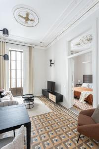 バルセロナにあるPremium 1 - 2 bedroom design apartments near Merce squareのリビングルーム(ベッド1台、ソファ付)