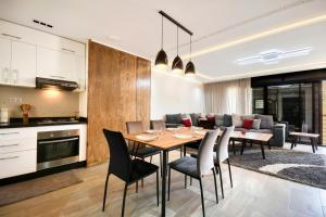 Una cocina y un comedor con mesa y sillas. en Aya - Taghazout - T3 Duplex Luxe - 4 or 5 Px, en Taghazout
