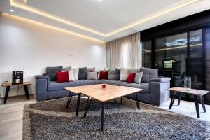 una sala de estar con un sofá y una mesa en Aya - Taghazout - T3 Duplex Luxe - 4 or 5 Px, en Taghazout