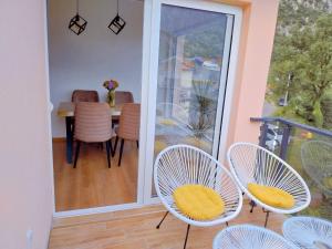 Rõdu või terrass majutusasutuses Apartment Dora