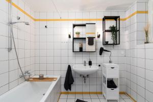 a white bathroom with a sink and a bath tub at EasyWood modernes Apartment 4P by EasyHood in Nottuln