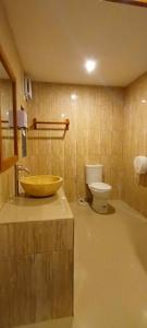 y baño con lavamanos y aseo. en Kubuku Eco Dive Lodge and Yoga, en Pemuteran
