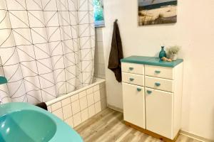 y baño con lavabo azul y ducha. en Worker suite in Niefern-Öschelbronn near Pforzheim, en Niefern-Öschelbronn