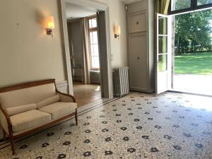 sala de estar con sofá y puerta abierta en Propriété standing Loire Valley en Luynes
