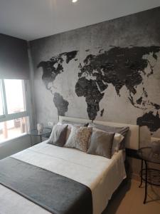 - une chambre avec une carte du monde sur le mur dans l'établissement Costa Tropical City, à Motril