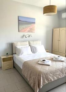 1 cama con 2 toallas en un dormitorio en wave rooms sea view, en La Canea